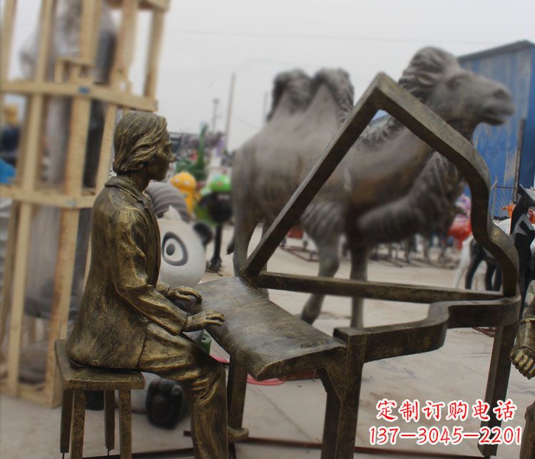 哈尔滨弹抽象钢琴的人物铜雕