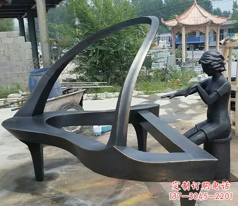 哈尔滨弹钢琴广场抽象铜雕