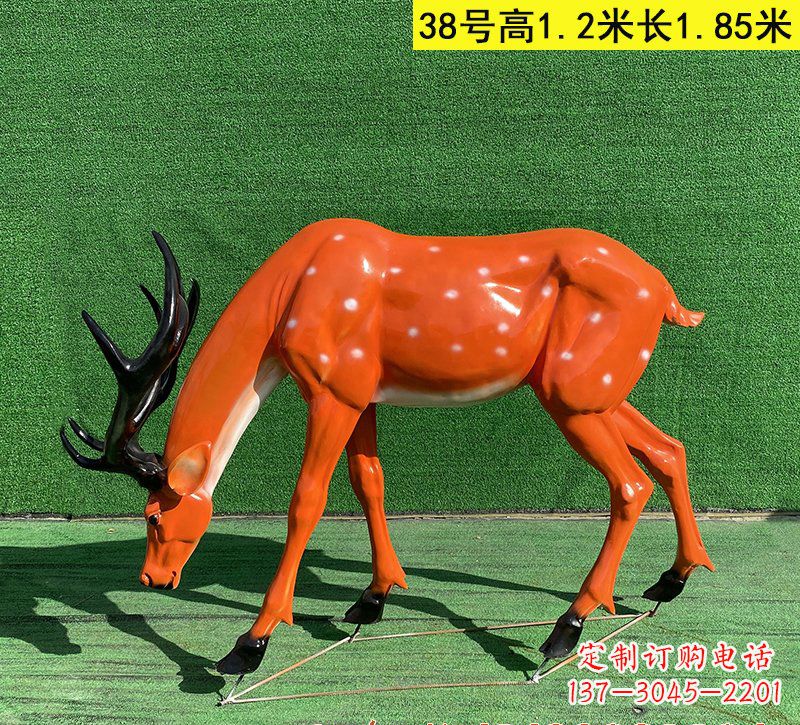 哈尔滨以玻璃钢精心制作的梅花鹿雕塑
