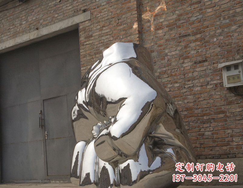 哈尔滨冰冷威力,让精神抖动的不锈钢拳头雕塑