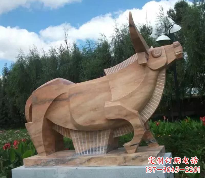 哈尔滨公园抽象动物牛石雕