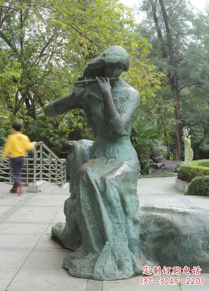 哈尔滨浪漫洒脱的女孩雕塑