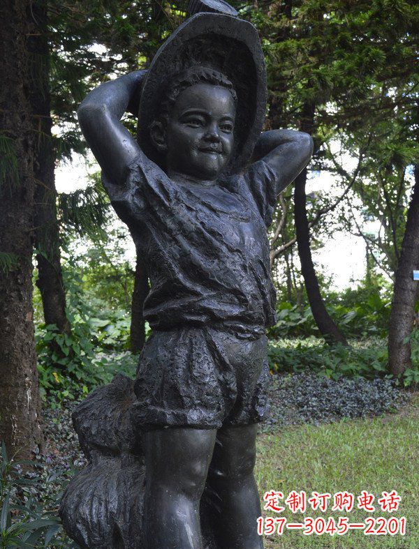 哈尔滨优雅童子·少年戴草帽铜雕