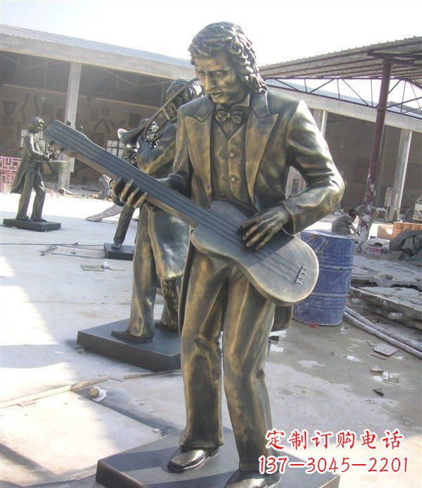 哈尔滨西方人物铜吉他雕塑