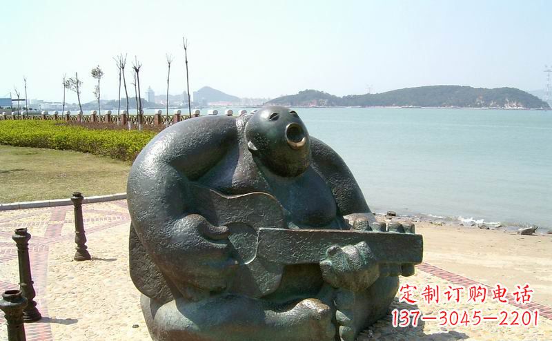 哈尔滨音乐驻足,公园弹吉他铜雕