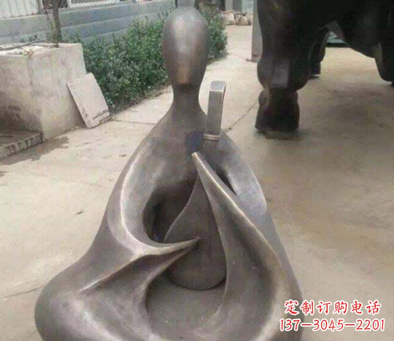 哈尔滨抽象景观弹琵琶铜雕