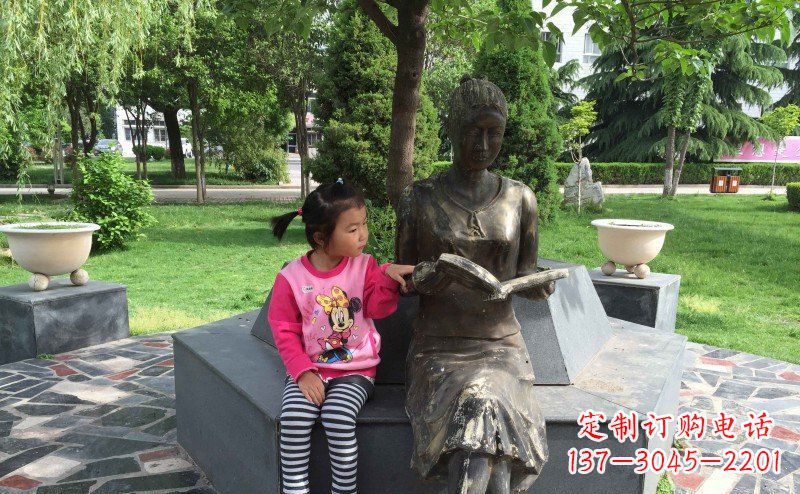 哈尔滨优雅可爱的女孩铜雕