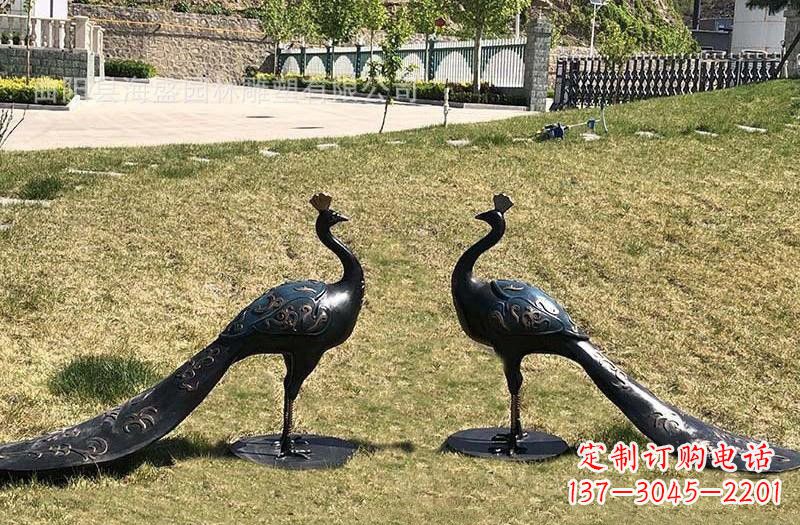 哈尔滨公园青铜孔雀雕塑