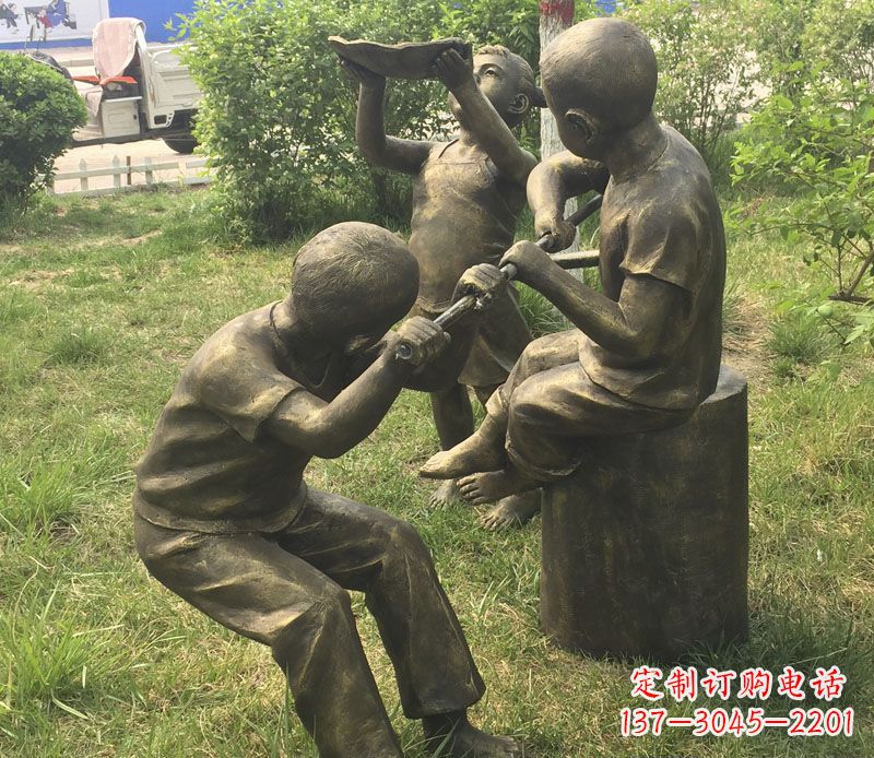 哈尔滨公园玩水的儿童铜雕