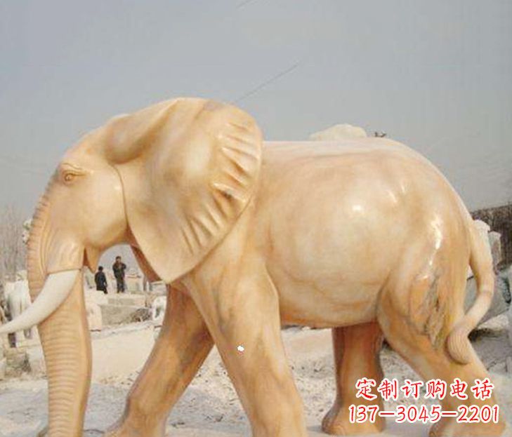 哈尔滨公园晚霞红大象雕塑