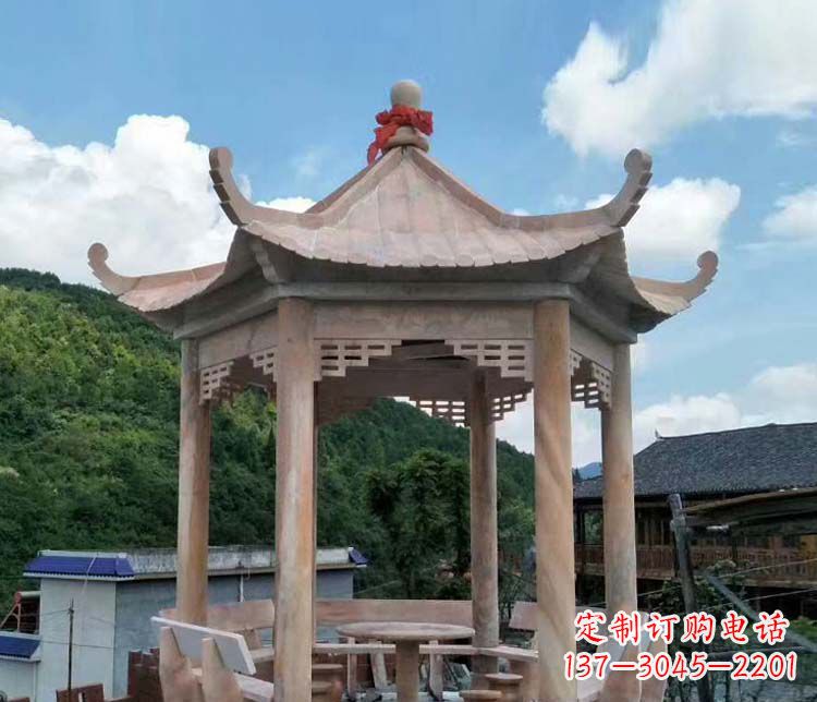 哈尔滨一流的公园晚霞红六角石雕凉亭