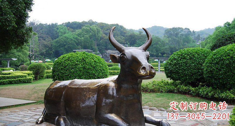 哈尔滨公园卧着的牛动物铜雕 (2)