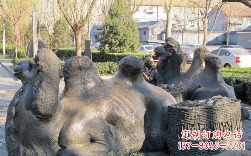 哈尔滨公园卧着的骆驼动物铜雕