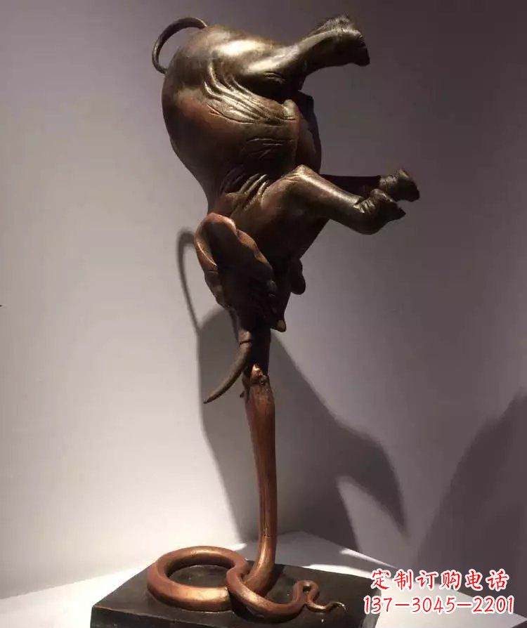哈尔滨广场大象倒立景观铜雕