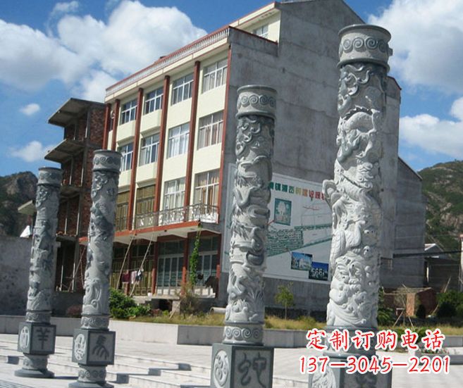 哈尔滨以龙柱为原型的十二生肖石雕