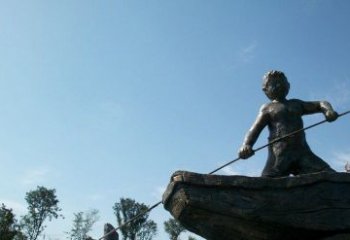 哈尔滨男孩撑船铜雕，营造童趣氛围