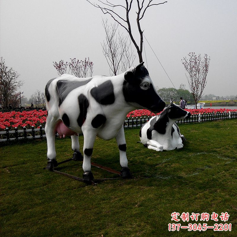 哈尔滨真实农场气息的户外仿真奶牛雕塑