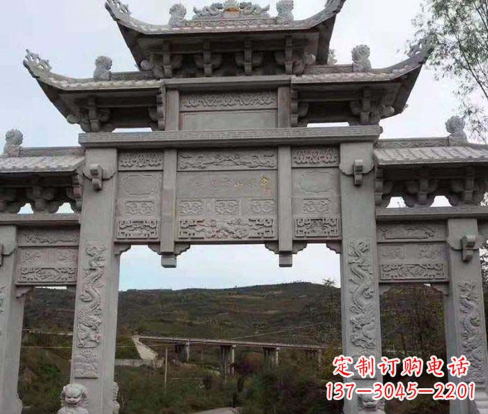 哈尔滨地标性的三门石雕牌坊