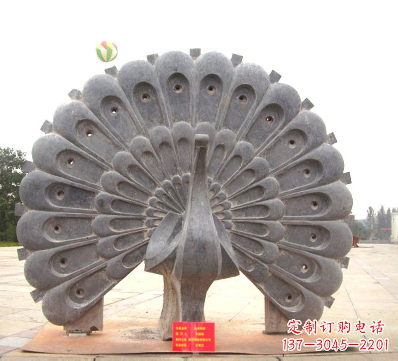 哈尔滨精美绝伦的碧玉孔雀雕塑