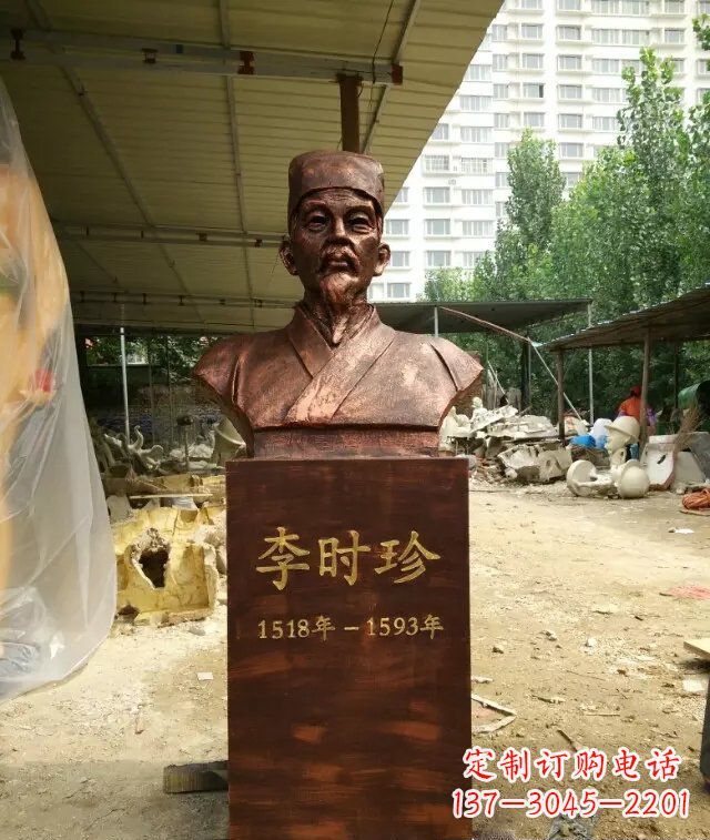哈尔滨寓意深长精致细节——李时珍校园名人铜雕