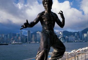 哈尔滨标题:李小龙铜雕，让传奇永存