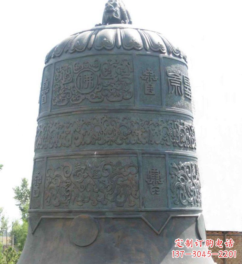 哈尔滨传统唢呐青铜钟雕塑,传递节日的祝福