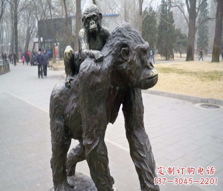 哈尔滨多姿多彩的猩猩雕塑