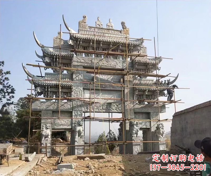 哈尔滨石牌坊外东侧的龙凤雕塑
