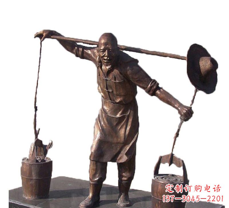 哈尔滨挑扁担的老人铜雕
