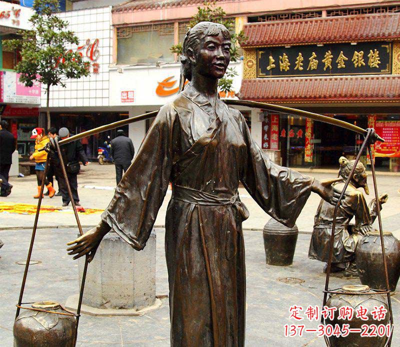 哈尔滨挑着罐子的古代女人铜雕