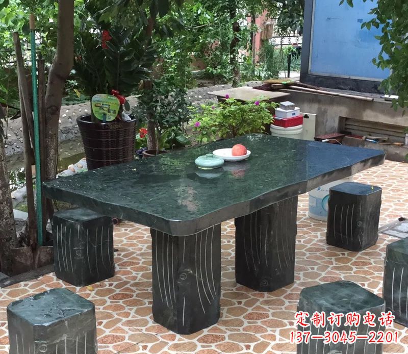 哈尔滨庭院长方形石桌凳雕塑