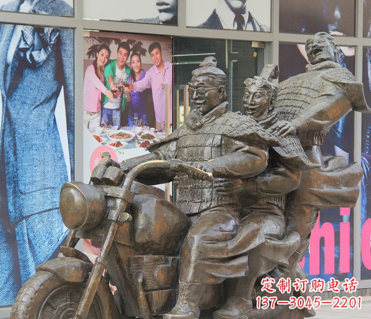 哈尔滨铜雕步行街骑摩托人物雕塑