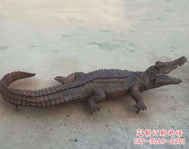 哈尔滨铜雕鳄鱼,铸铜园林仿真动物雕塑