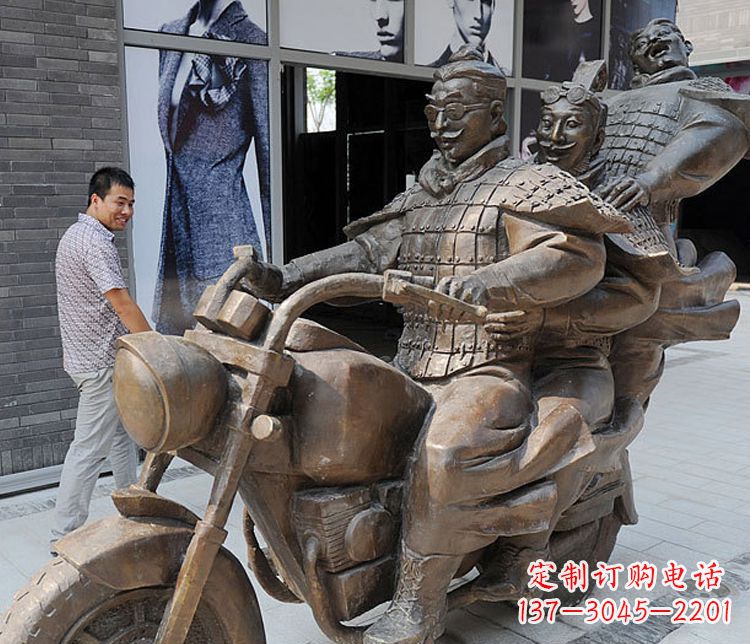 哈尔滨铜雕街头骑摩托人物雕塑