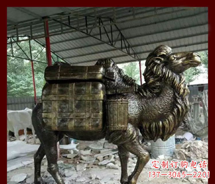 哈尔滨拖行李的骆驼动物铜雕