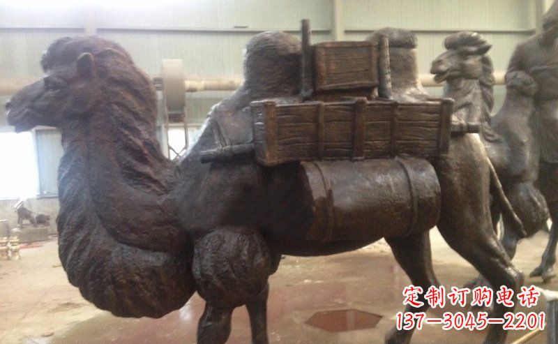 哈尔滨驮着东西的骆驼公园动物铜雕