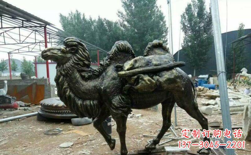 哈尔滨驮着东西的骆驼铜雕