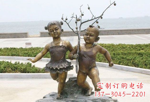 哈尔滨玩耍的儿童铜雕