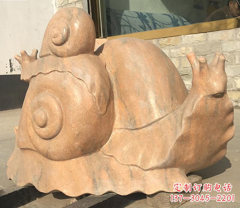 哈尔滨晚霞红大型蜗牛母子雕塑