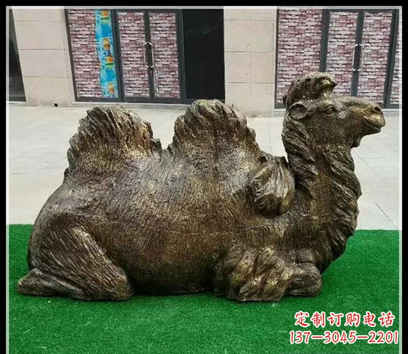 哈尔滨卧在草地的骆驼铜雕