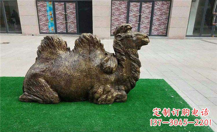 哈尔滨卧着的骆驼动物铜雕