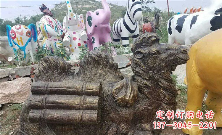 哈尔滨卧着的骆驼动物铜雕 (2)