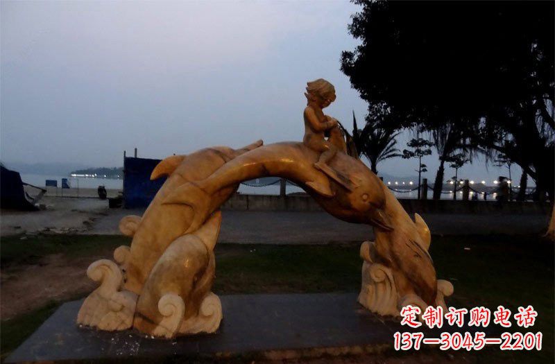 哈尔滨西方儿童骑海豚石雕