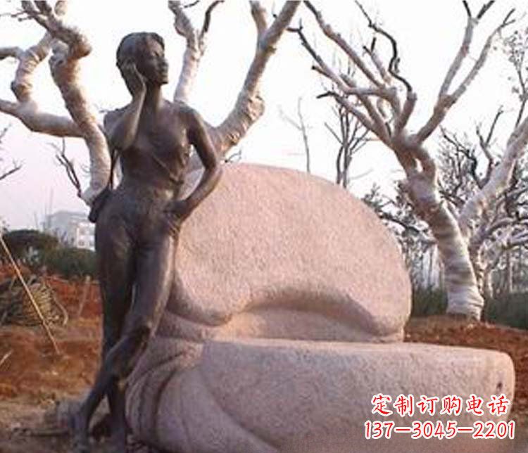 哈尔滨现代女人打电话铜雕