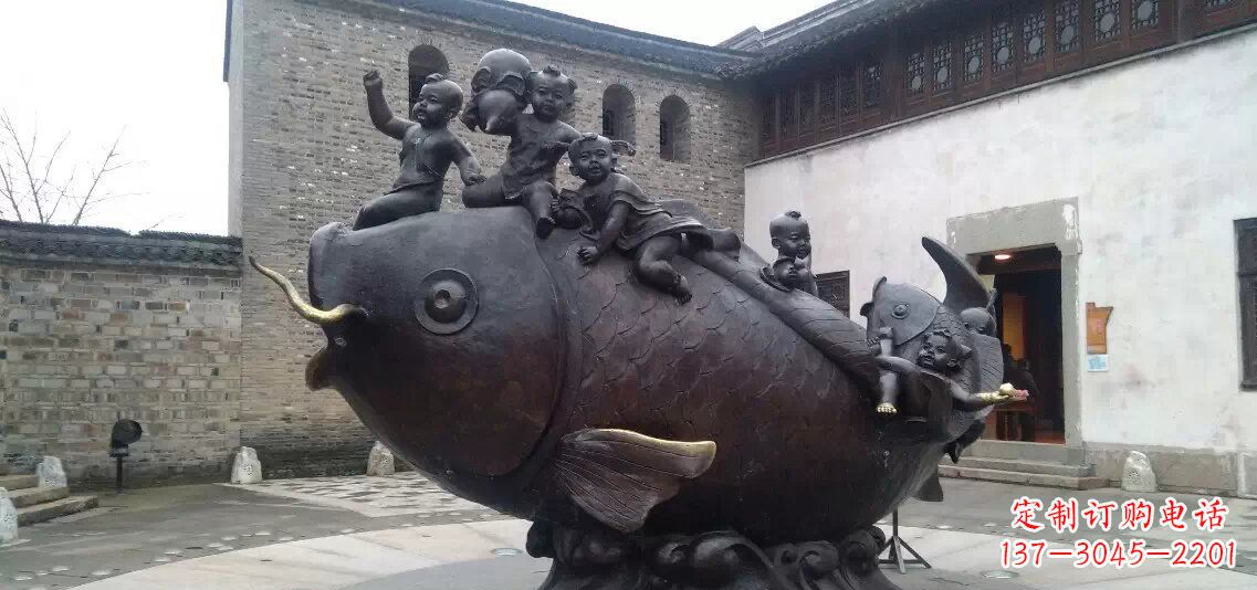 哈尔滨小孩骑鱼铜雕