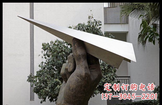 哈尔滨小区不锈钢手拿纸飞机雕塑