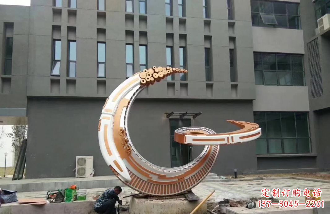 哈尔滨小区抽象不锈钢月亮雕塑