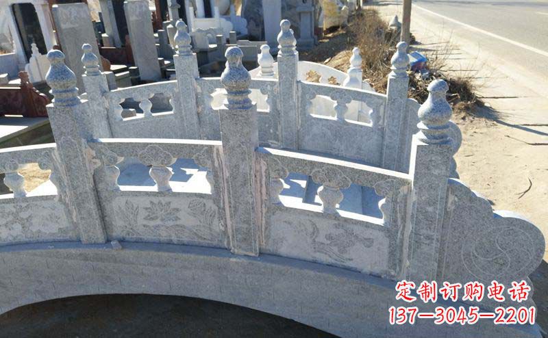 哈尔滨小区公园大理石拱桥