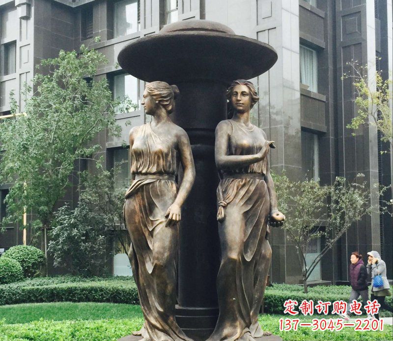 哈尔滨小区西方女人人物铜雕