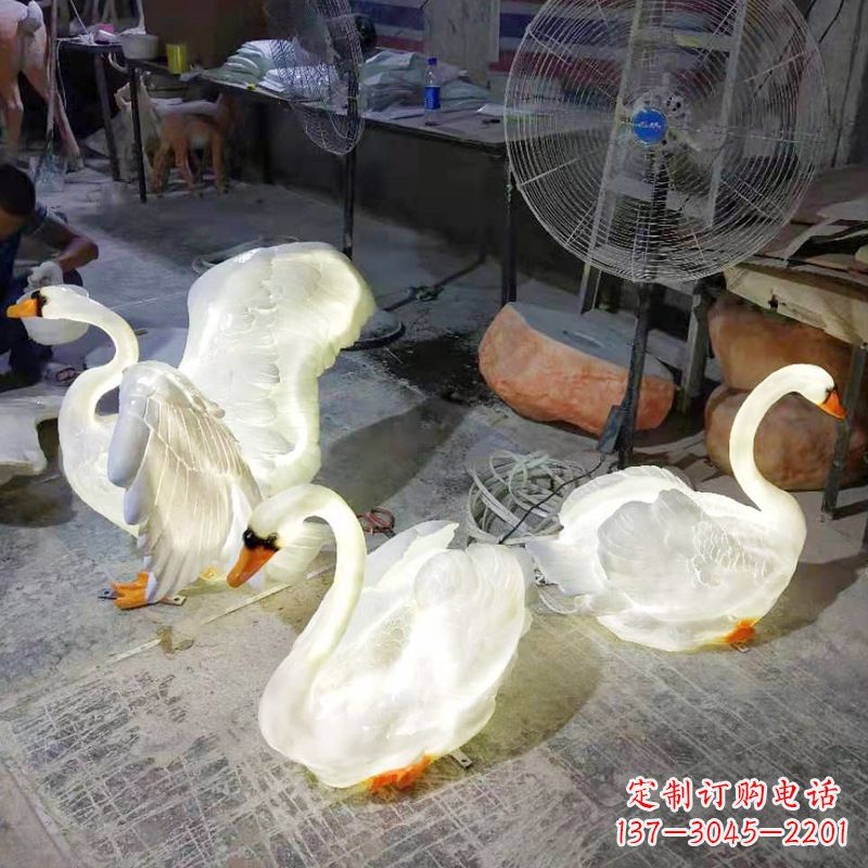 哈尔滨小区园林草坪发光天鹅景观雕塑摆件